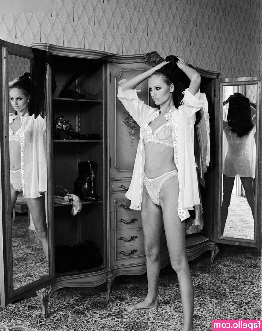 Adriana Karembeu [ adriana-karembeu ] - Sneak into the bathroom during dinner with me