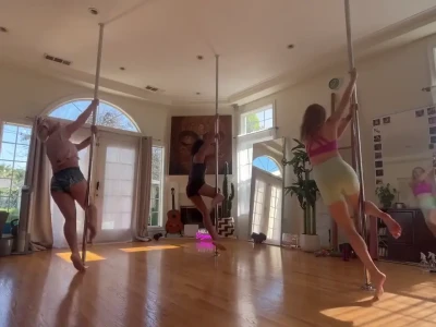 Eliza Taylor [ eliza-taylor ] - Morning mammaries to start off this Monday!