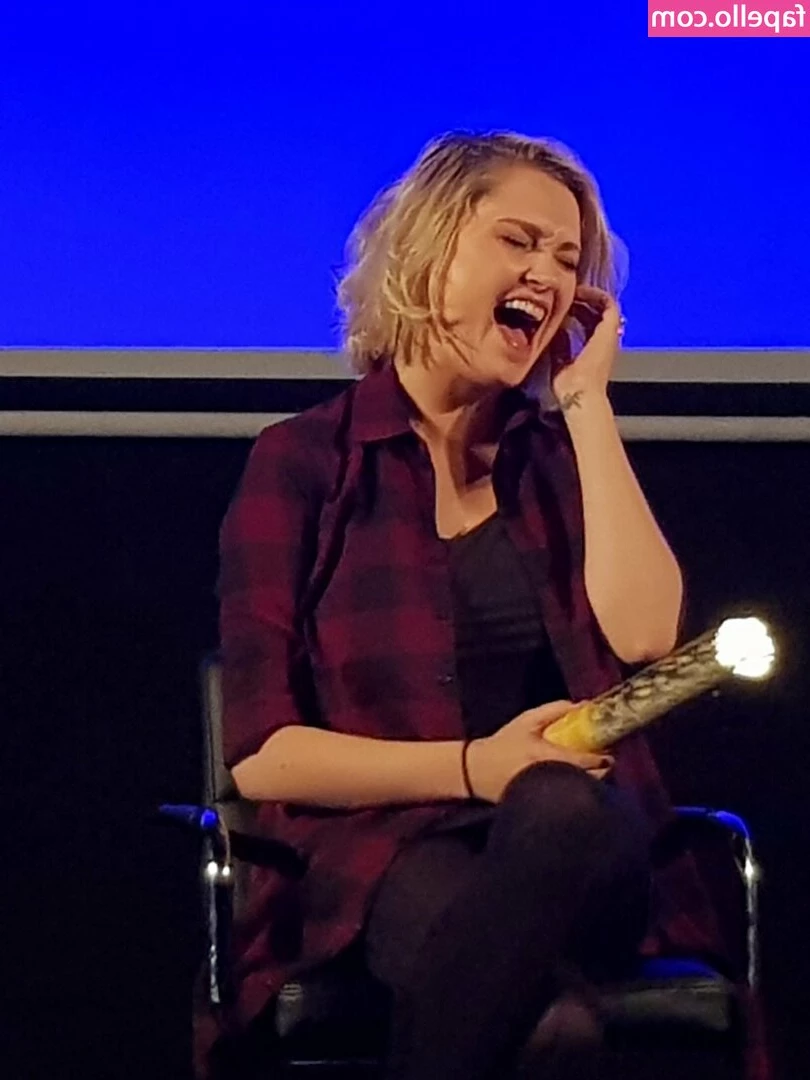 Eliza Taylor [ eliza-taylor ] - self facial 🤤💦