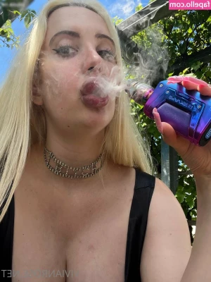 Vivian_Rose [ vivian-rose ] - lick under my panties 👅💦🩲