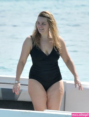 Jo Joyner [ jo-joyner ] - pay no attention to the dog hair