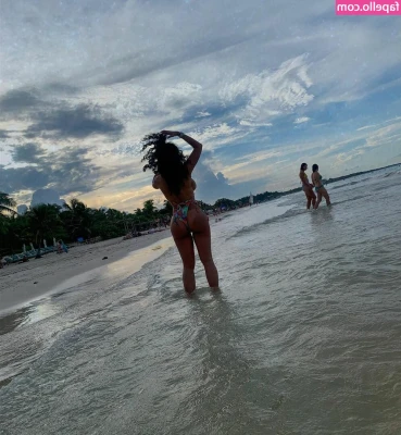 Vanessa Castillo [ vanessa-castillo ] - Doing video chats all night tonight! Dm me for more details! 🖤