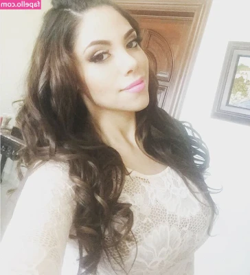 Claudia Guajardo [ claudia-guajardo ] - Is it hot in here, or is it just me? 😝