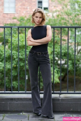 Laura Oganessian [ laura-oganessian ] - What happens when girls on a pijama party pull out their favorite