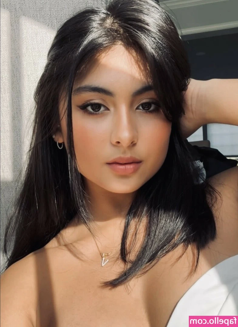 Valeria Guerra [ valeria-guerra ] - Cute Slut goes for a ride ;)