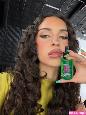 Daniela Avanzini [ daniela-avanzini ] - Wet and tight! 😋