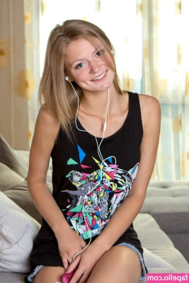 Merry Pie [ merry-pie ] - Say hello to my little friend hehe vulva... I'm the new Queef