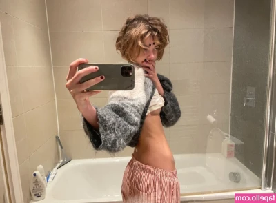 Ava Kalitowski [ ava-kalitowski ] - Sundays are made for being lazy, sleeping in, and loooong stretches!