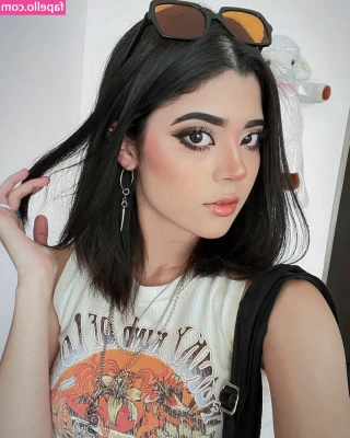 Lynda Parra [ lynda-parra ] - Lying on my stomach to show you my exotic and sexy butt while i