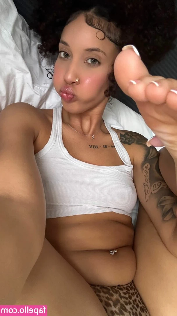 Tamimi_babyy [ tamimi-babyy ] - The best part of having river access on your property: I can play