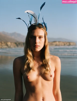 Dree Hemingway [ dree-hemingway ] - Part of me hopes I get caught by the neighbor 🤭🚪