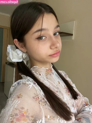 Mia_Candy_Girl [ mia-candy-girl ] - Silliness on set! (Video)