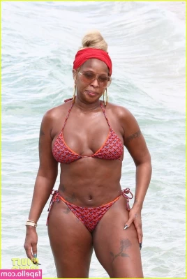 Mary J. Blige [ mary-j-blige ] - Oil and water on skin pose