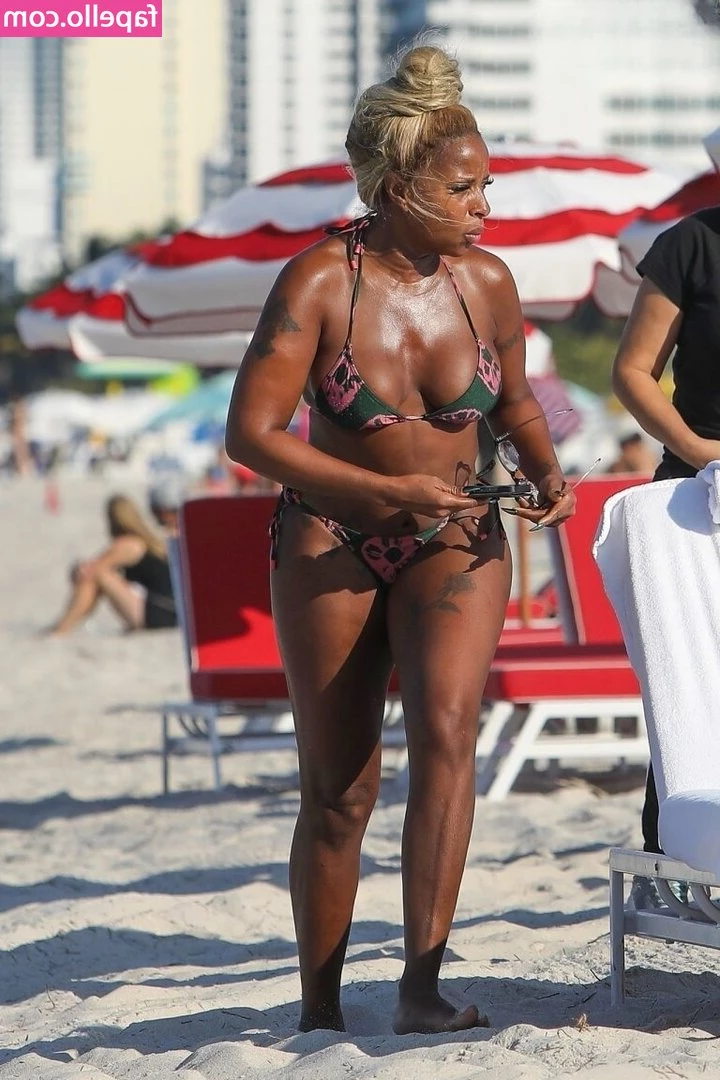 Mary J. Blige [ mary-j-blige ] - Spect some nice content with this outfit