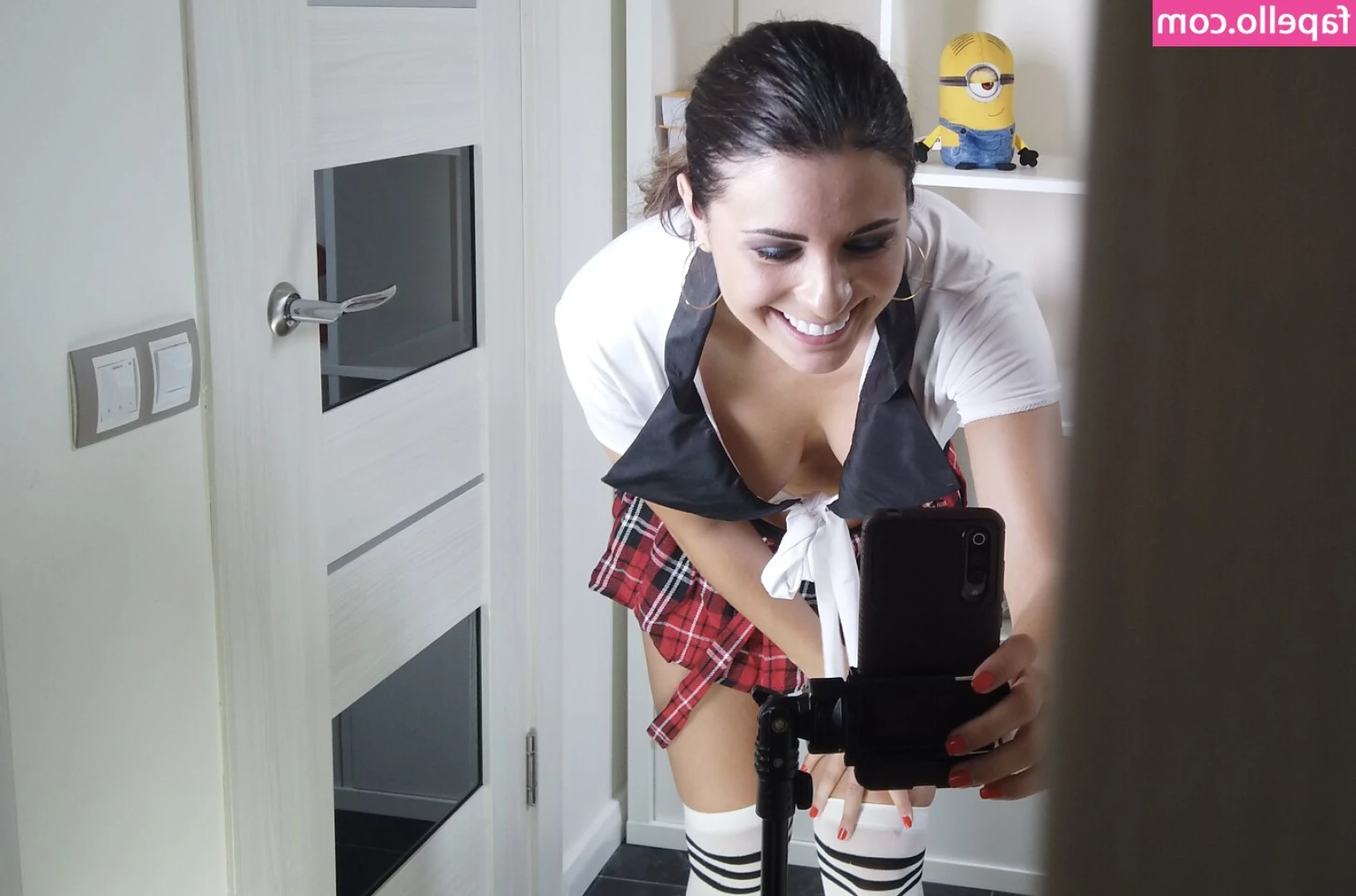 Alice Kelly [ alice-kelly ] - Before I go to sleep 😈 🤤smelling stinky socks makes me horny,