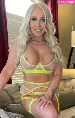 Morgan Taylor [ morgan-taylor ] - Going a trip next week👀