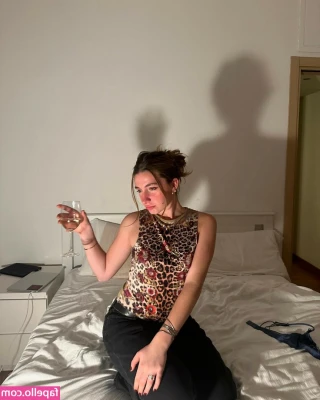 Lizzie Sennott [ lizzie-sennott ] - Ahhh finally had some time to paint my toes today. Also taking my