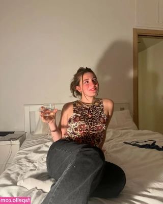 Lizzie Sennott [ lizzie-sennott ] - A little late … but helping with the night time horn 😈😈x
