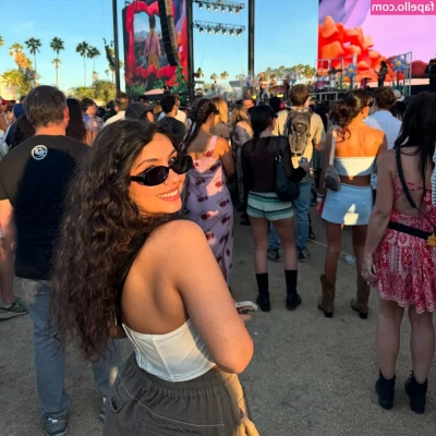 Alessia Cara [ alessia-cara ] - Look how fucking messy everything got! Slip sliding hehe xoxo