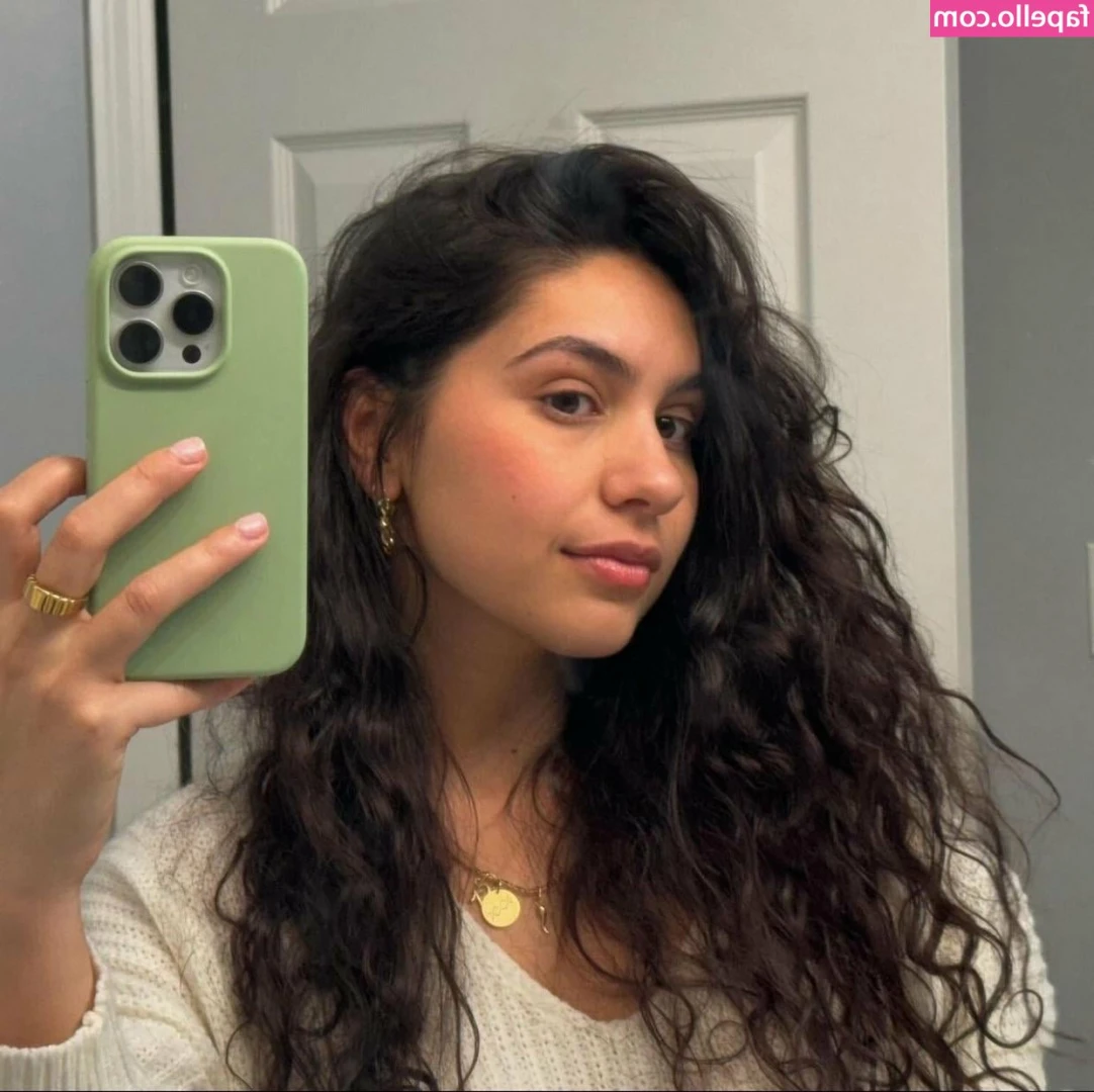 Alessia Cara [ alessia-cara ] - Now this is a combo i've been so excited to try...painted nails with
