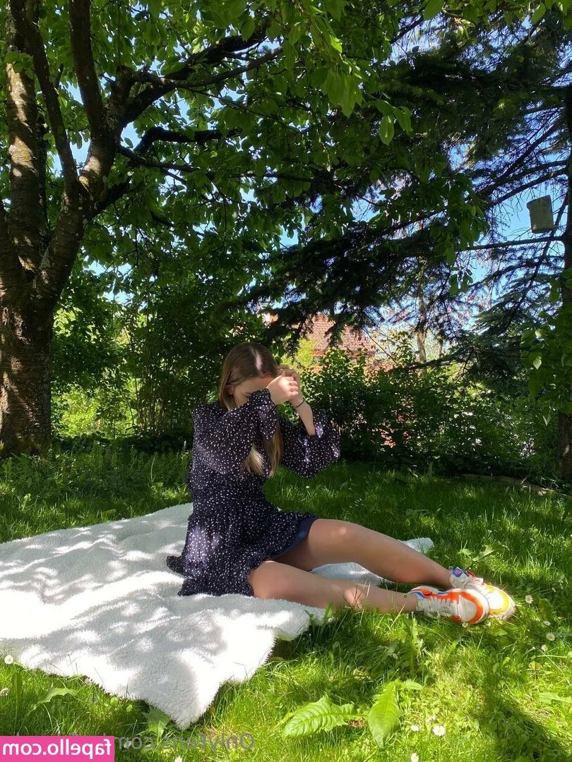 sofia_ash [ sofia-ash ] - 😈😈Tuesday = strip tease 😈😈 check DMs soon 🔜