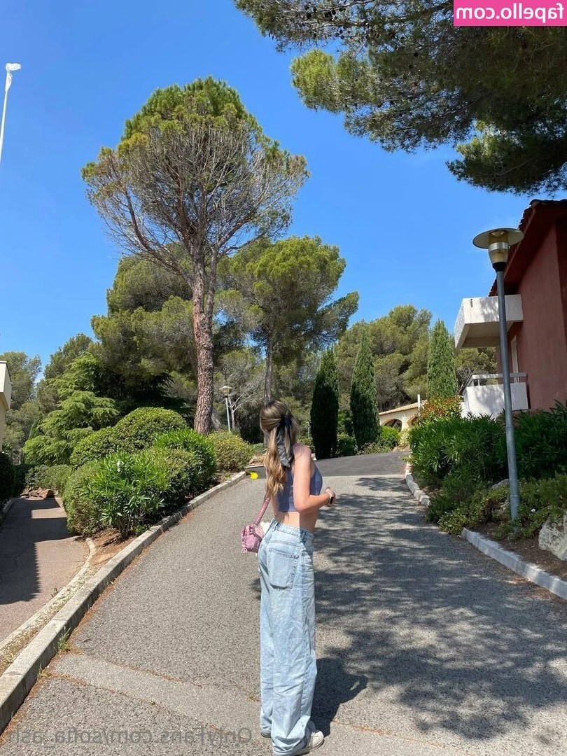 sofia_ash [ sofia-ash ] - snapchat videocall? just tell me 😋