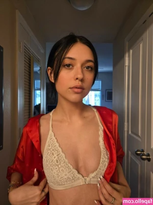 Brady_lynn [ brady-lynn ] - I decided to start my week with a big slutty attitude 💕😈