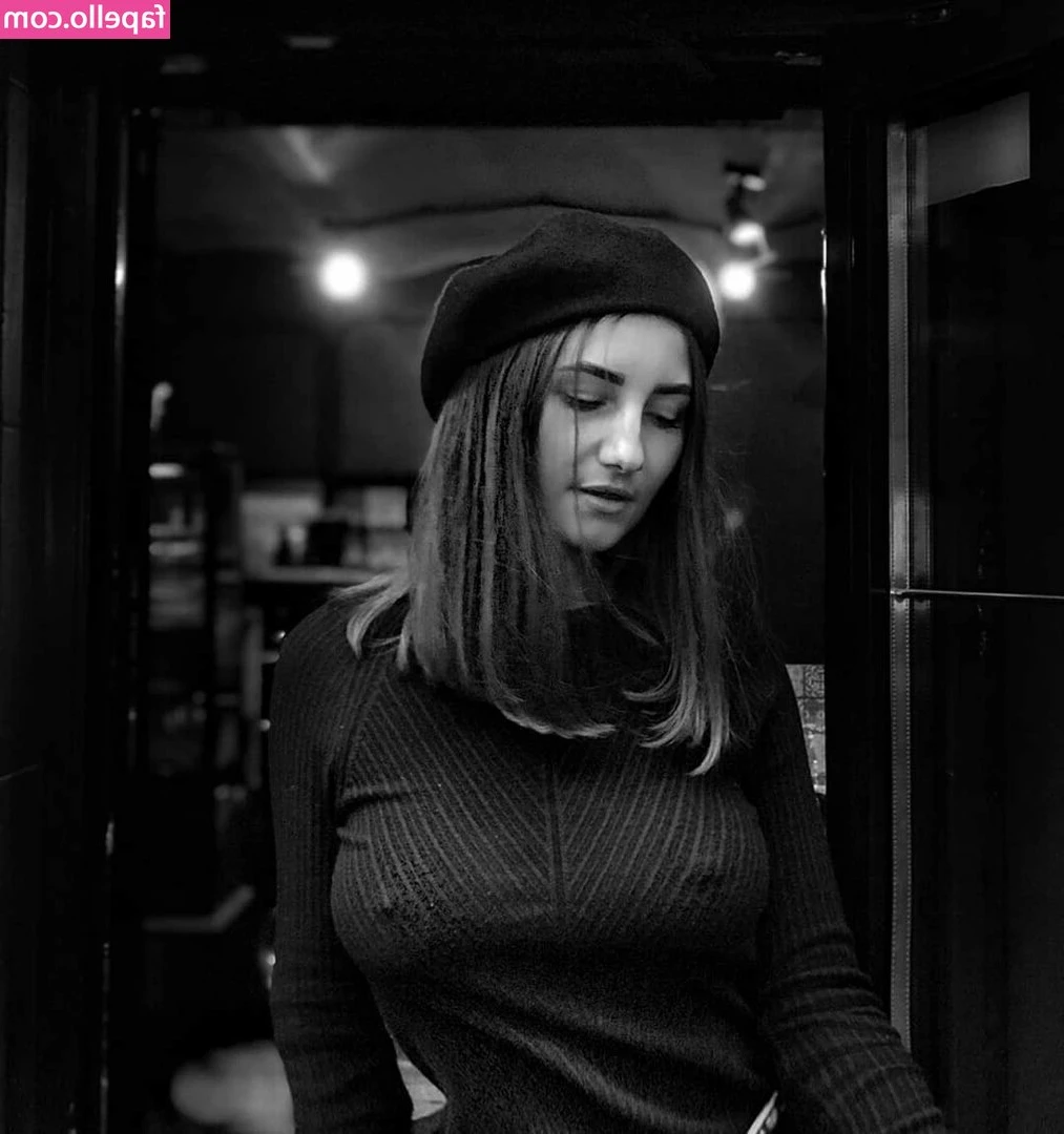 Olexandra Veklenko [ olexandra-veklenko ] - Do you want me to film more content with this kind of outfits?