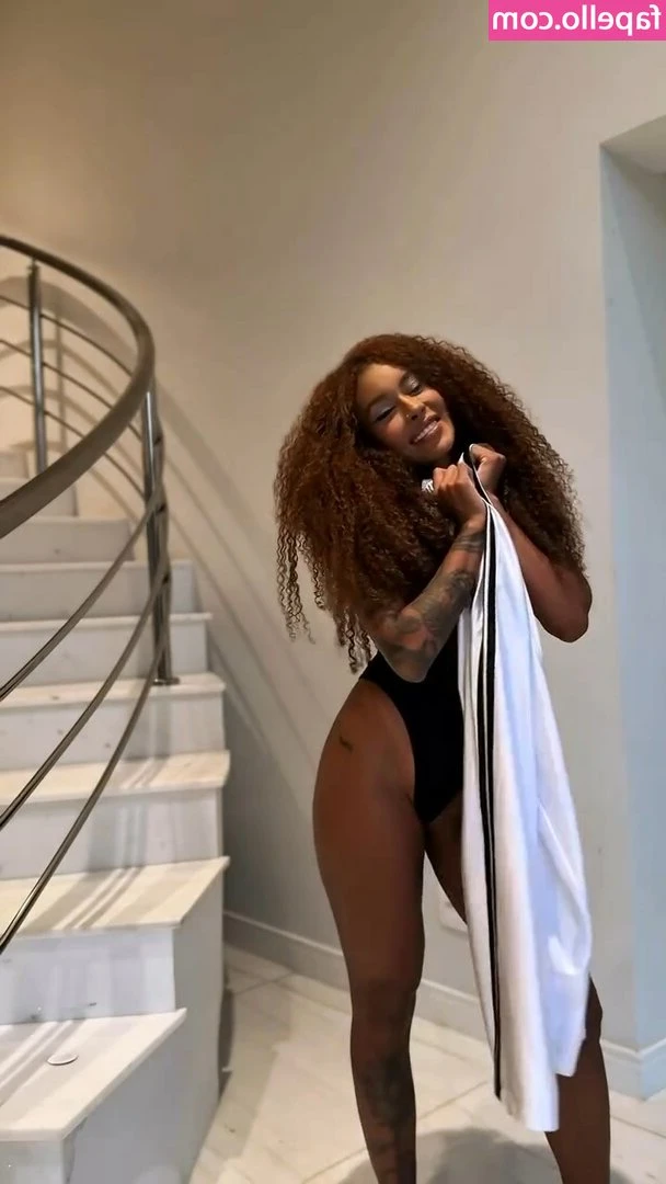Giovanna Jacobina [ giovanna-jacobina ] - Titties and Ass🍑😋either one I'd shove in your mouth👅💦