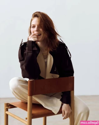 Rose Leslie [ rose-leslie ] - toes in the air