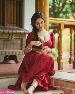 Ruhani Sharma [ ruhani-sharma ] - Thighs 🙏