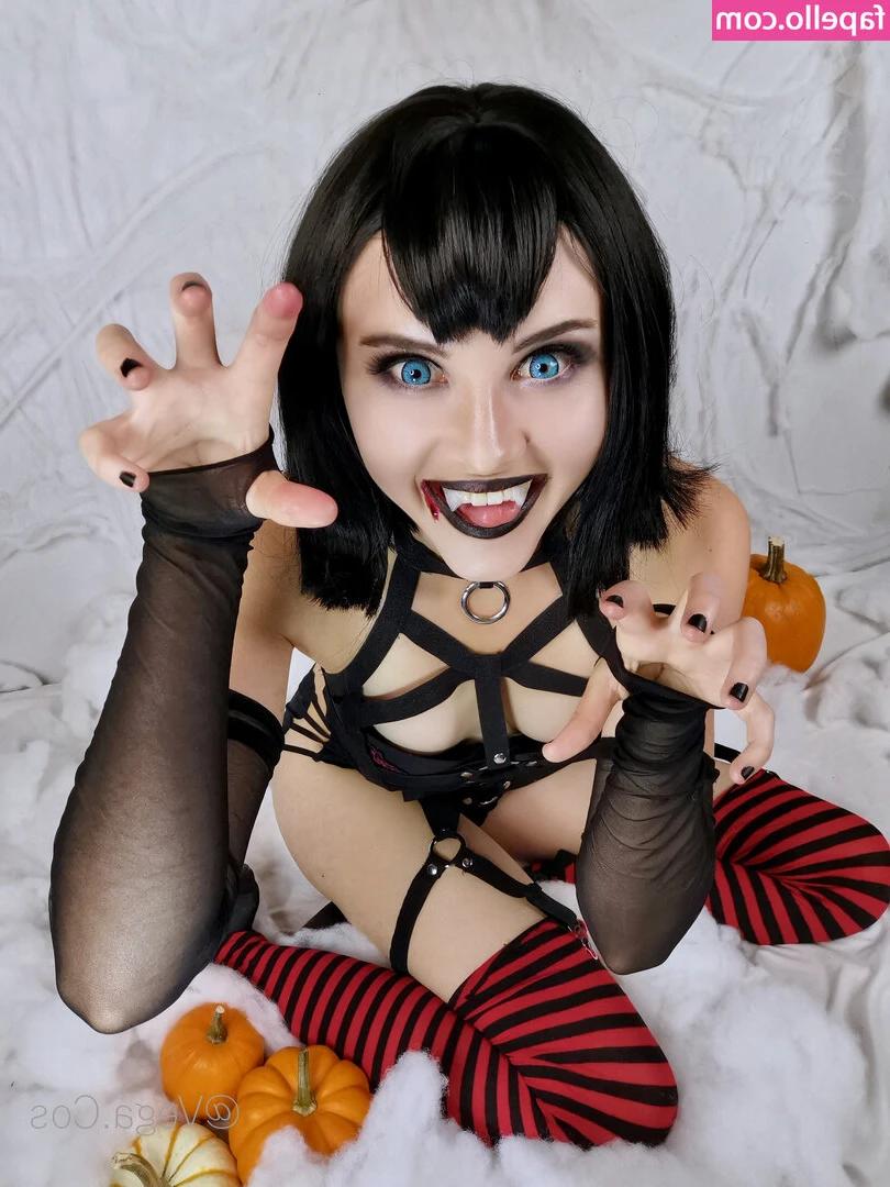 vega.cos [ vega-cos ] - Our blue bunny likes to play 😈🎈💦