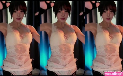 yoon_froggy [ yoon-froggy ] - Is this how Superman changes in the booth?
