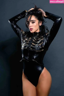 Manelyk González [ manelyk-gonzlez ] - I feel like i look really swollen tonight🤔