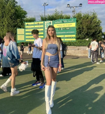 Britney Low [ britney-low ] - Sky boobs
