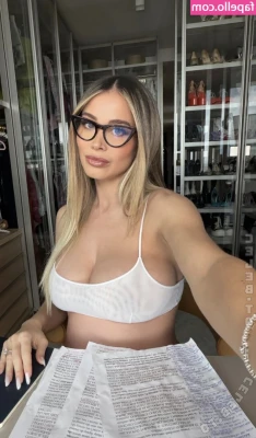 Diletta Leotta [ diletta-leotta ] - Teasing my neighbors while they do yard work today 😈😈 Happy