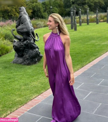 Lola Weippert [ lola-weippert ] - Brrrrrrrrrr   Completely unnecessary for a locker room to be this cold
