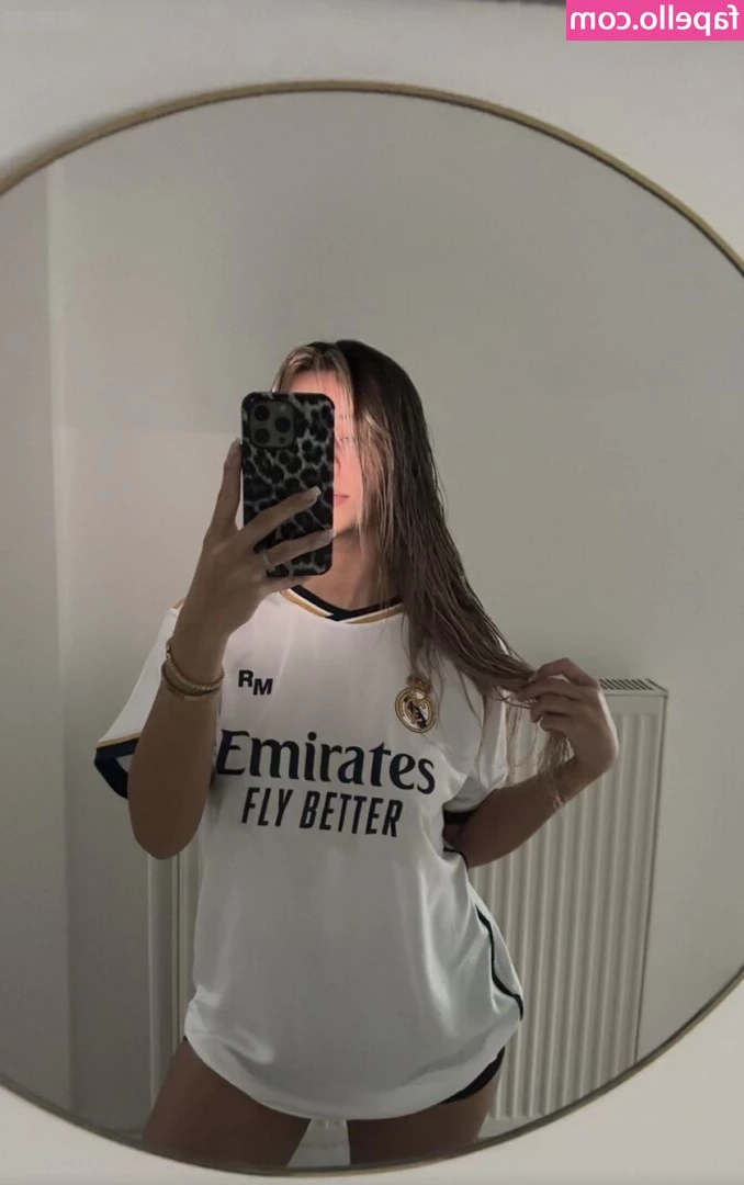 Almira Azemi [ almira-azemi ] - tu ce faci cand esti excitat dar nu te poti atinge?🥺