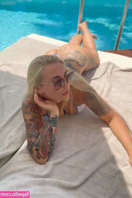 Kara Kay [ kara-kay ] - Playing with my feets