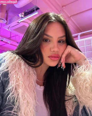 Vivi Wanderley [ vivi-wanderley ] - Nails and toes done they're ready for you to cum all over🥰💦🥒