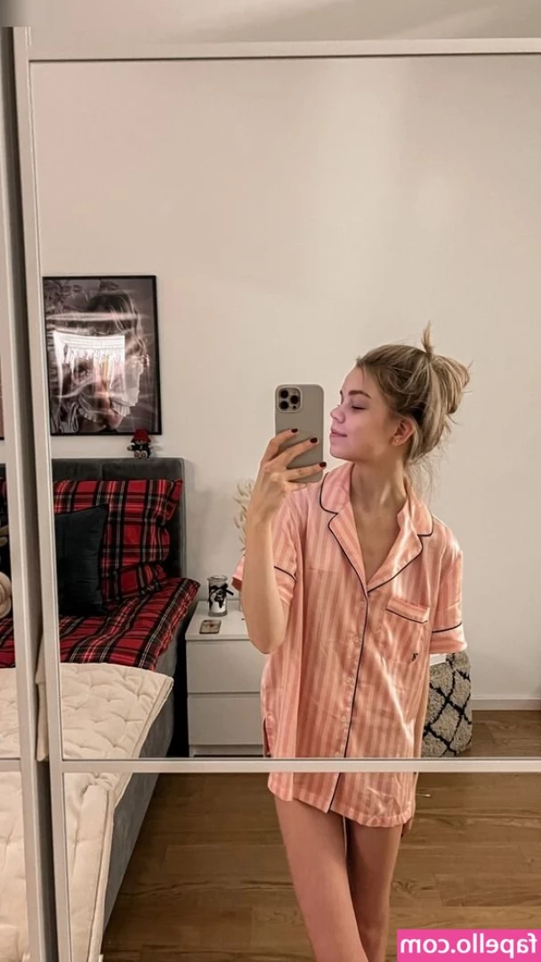 Lea Peach [ lea-peach ] - Just got a fucking hotel room so I can please all you