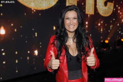 Sandra Stumptner [ sandra-stumptner ] - My friend and I congratulate you on the second month of this year🌟