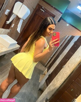 Lia Ferraz ???? [ lia-ferraz ] - Red light district vibes