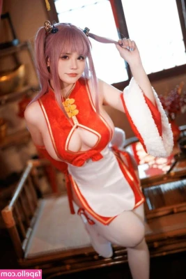 rissoft_ [ rissoft ] - how tiny is this top?? how am I able to nearly bust a button with my
