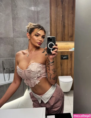Magda Łoskot [ magda-oskot ] - always sneakin off to get the selfie for u 😉