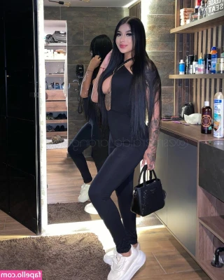 Esmeralda Arango [ esmeralda-arango ] - Sorry so short