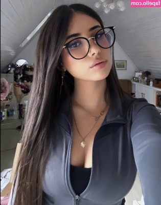 Asleyia - Can you see my boobs in this? 😏