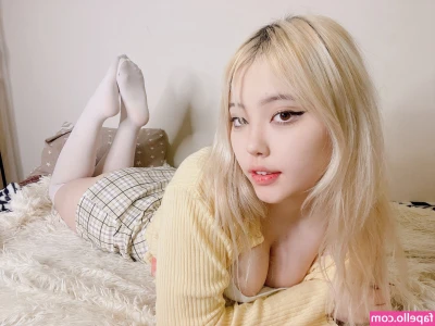 baby_jeyy [ baby-jeyy ] - Feet session in nipple covers and photographer off camera!