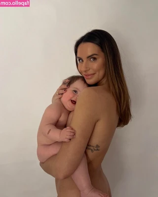 Jessica Shears [ jessica-shears ] - Hands or toys.