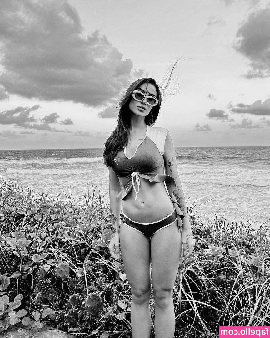 Bianca Andrade [ bianca-andrade ] - Who like Gamer girl    Follow  khaleeyapink  on Twitch